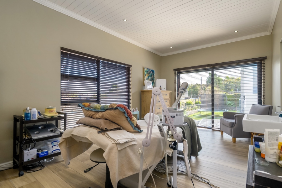 6 Bedroom Property for Sale in Kenridge Heights Western Cape